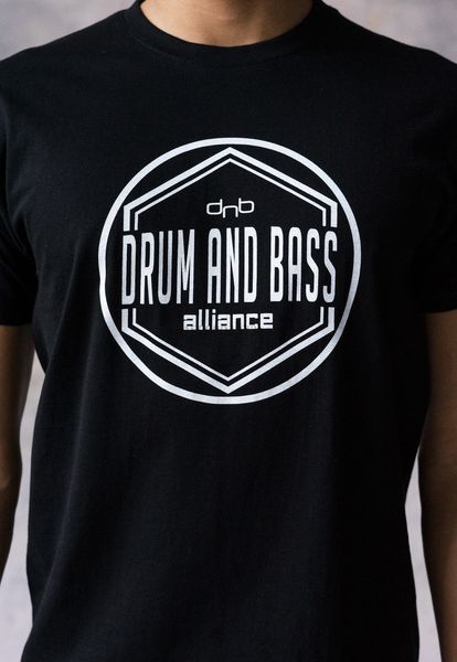 drum и bass alliance тенниска dnb dj джунгли neurofunk junglist аминь mens tee хлопок t-shirt мода бесплатная доставка
drum и bass alliance тенниска dnb dj джунгли neurofunk junglist аминь mens tee хлопок t-shirt мода бесплатная доставка