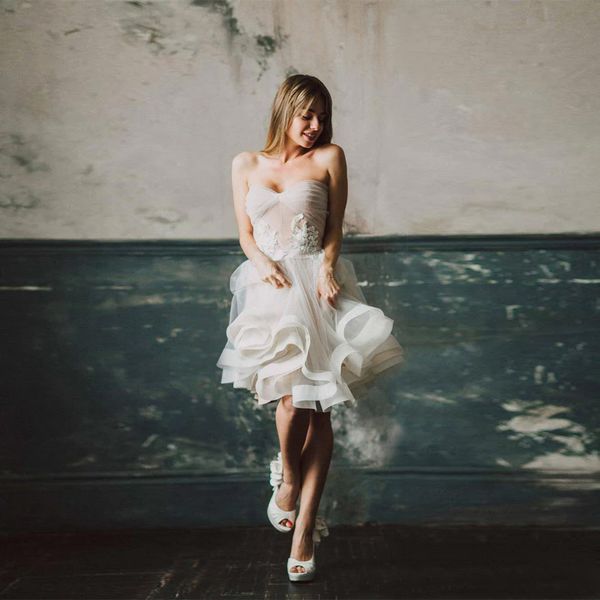 короткое свадебное платье a-line pliated deckline кружевные аппликации abito da sposa с многоуровневой юбкой cheap свадебное платье, White
короткое свадебное платье a-line pliated deckline кружевные аппликации abito da sposa с многоуровневой юбкой cheap свадебное платье, White