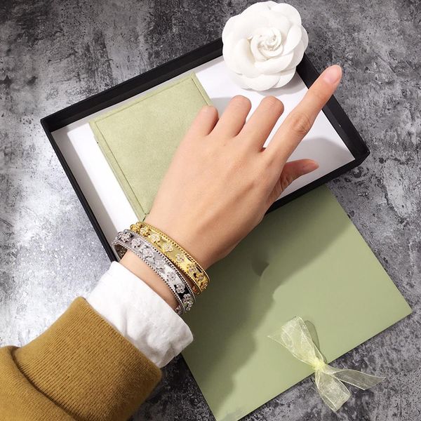 Fashion Exquisite Four Leaf Clover Gold Zangle Stone Bangle for Women Lovers Day Gift Classic Designer Brand Jewelry for Women with Stamp
Fashion Exquisite Four Leaf Clover Gold Zangle Stone Bangle for Women Lovers Day Gift Classic Designer Brand Jewelry for Women with Stamp