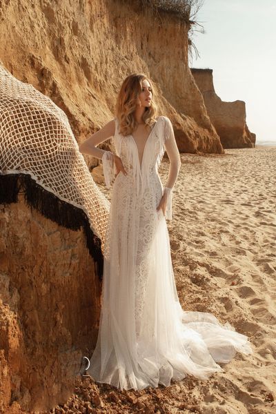 chic wedding dresses beach backless illusion tassel appliqued lace bridal gown long sleeves custom made sweep train bridal dress, White
chic wedding dresses beach backless illusion tassel appliqued lace bridal gown long sleeves custom made sweep train bridal dress, White