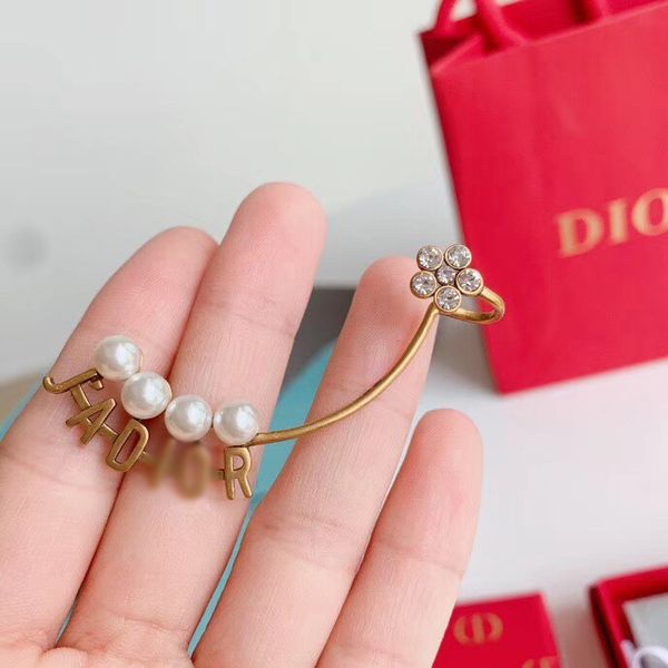 d family / dijia letter earrings female fresh and diamond inlaid flower pearl temperament super fairy net red versatile ear jewelry, Golden
d family / dijia letter earrings female fresh and diamond inlaid flower pearl temperament super fairy net red versatile ear jewelry, Golden