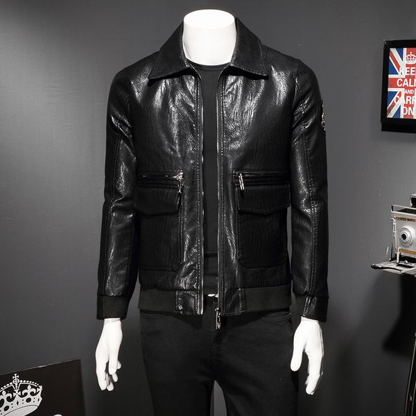 сша 2020 осень зима кожаная куртка мужчины мода zipper solid black мотоцикл пальто jaqueta де couro flag мужские куртки 17922
сша 2020 осень зима кожаная куртка мужчины мода zipper solid black мотоцикл пальто jaqueta де couro flag мужские куртки 17922