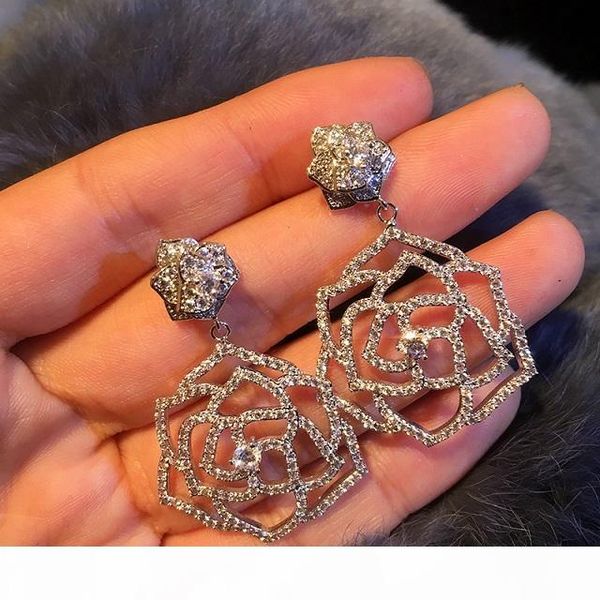 2020 fashion luxury designer super sparkling diamond zirconia camellia flower pendant earring earrings women girls silver post, Golden;silver
2020 fashion luxury designer super sparkling diamond zirconia camellia flower pendant earring earrings women girls silver post, Golden;silver
