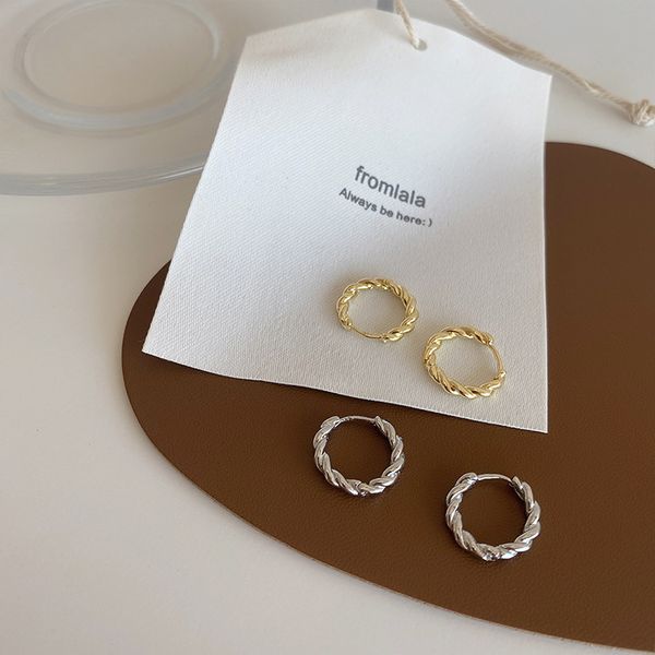 2020 fashion classic gold twisted exaggerated small hoop earrings for women simple geometric earrings wedding bridal jewelry, Golden;silver
2020 fashion classic gold twisted exaggerated small hoop earrings for women simple geometric earrings wedding bridal jewelry, Golden;silver