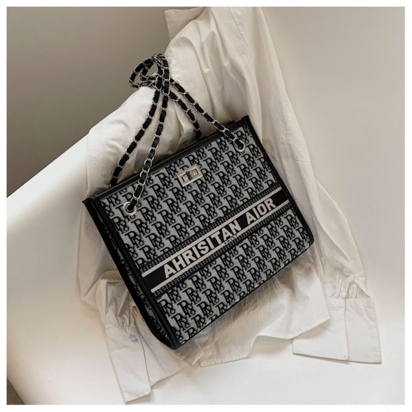 2020 new women's satchel small square korean style letter shoulder messenger bag large capacity shaping chain texture small square bag
2020 new women's satchel small square korean style letter shoulder messenger bag large capacity shaping chain texture small square bag
