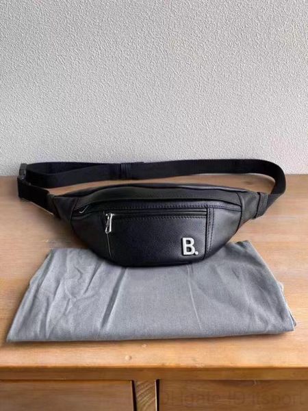 pockets new ladies french designer chest bag fashion trend style zipper opening high-end quality leather manufacturing messenger bag
pockets new ladies french designer chest bag fashion trend style zipper opening high-end quality leather manufacturing messenger bag