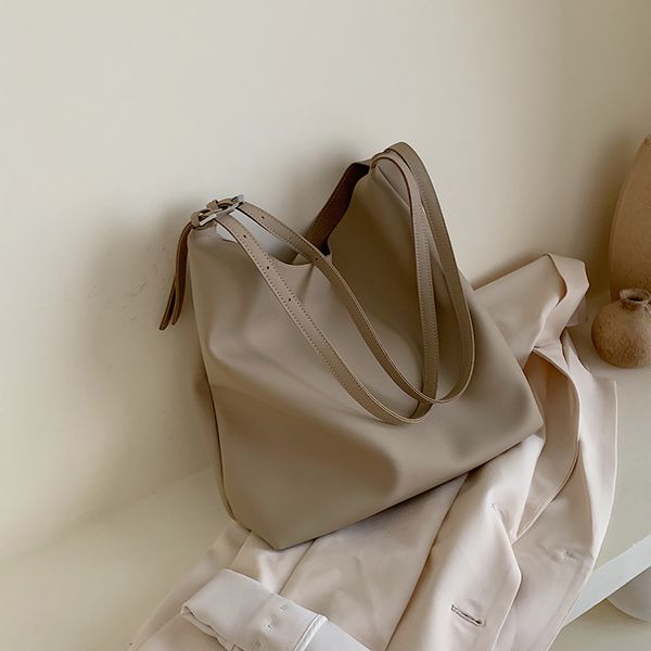 luxurys designers bags large capacity womens bag 2020 new style fashion simple female college student shoulder bag all-match texture tote ba
luxurys designers bags large capacity womens bag 2020 new style fashion simple female college student shoulder bag all-match texture tote ba