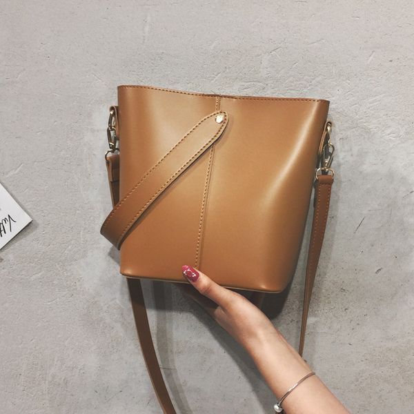 luxurys designers bags ins super fire bag french womens bag 2020 new style fashion all-match messenger bag fashion bucket
luxurys designers bags ins super fire bag french womens bag 2020 new style fashion all-match messenger bag fashion bucket