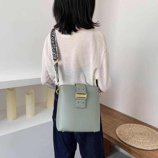 brand women 2020 leather bucket with wide belt messenger bag retro style fashionable small square bag students book bags
brand women 2020 leather bucket with wide belt messenger bag retro style fashionable small square bag students book bags