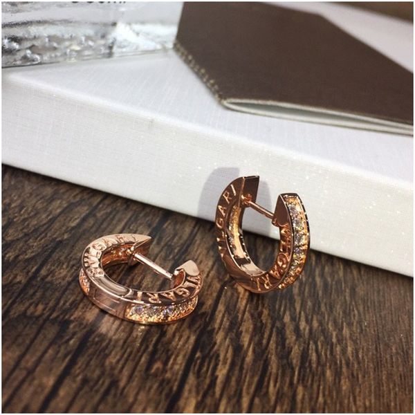 hip hop полный мощеные bling ice out huggie серьги для женщин круглый золото hoopearrings моды класса люкс дизайнер бренда ювелирных изделий, Golden;silver
hip hop полный мощеные bling ice out huggie серьги для женщин круглый золото hoopearrings моды класса люкс дизайнер бренда ювелирных изделий, Golden;silver
