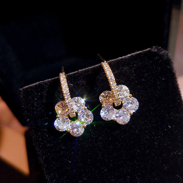 2020 wild inlaid zircon crystal flower hoop earrings fashion 925 silver delicate small earrings for women wedding jewelry gifts
2020 wild inlaid zircon crystal flower hoop earrings fashion 925 silver delicate small earrings for women wedding jewelry gifts
