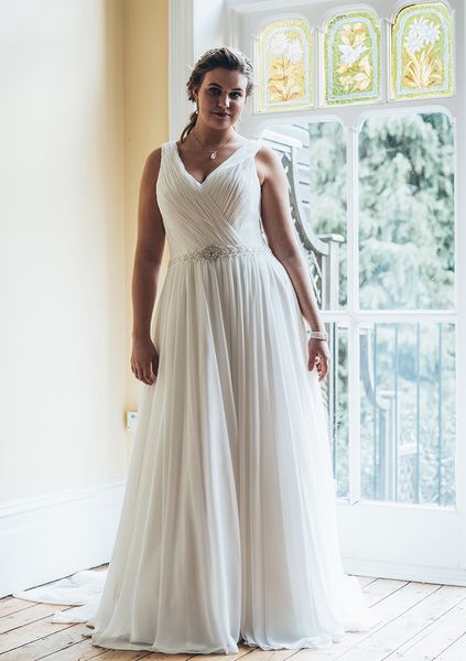 2020 plus size boho chiffon wedding dresses a line straps v neck floor length bridal gowns simple beach long bride wedding dress, White
2020 plus size boho chiffon wedding dresses a line straps v neck floor length bridal gowns simple beach long bride wedding dress, White