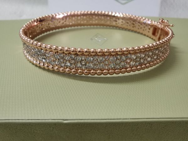 v new four-leaf clover diamond bracelet electroplated 18k craft fashionable gorgeous temperament lady bracelet, White
v new four-leaf clover diamond bracelet electroplated 18k craft fashionable gorgeous temperament lady bracelet, White