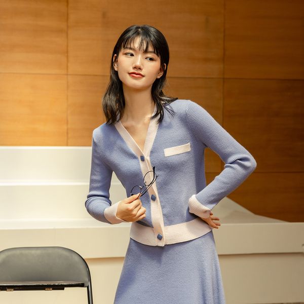 inman 2020 autumn winter new arrival fashion contrast color v-neck long sleeve knit cardigan simple skirt two-piece suit, Gray
inman 2020 autumn winter new arrival fashion contrast color v-neck long sleeve knit cardigan simple skirt two-piece suit, Gray