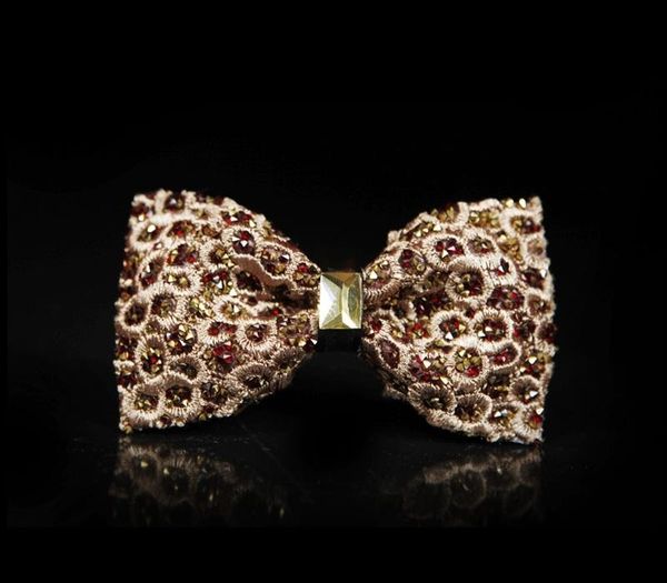 2020 new men noble diamond bow ties designers brand butterfly gold bow tie shiny romantic wedding groom tie for men gift box, Black;gray
2020 new men noble diamond bow ties designers brand butterfly gold bow tie shiny romantic wedding groom tie for men gift box, Black;gray