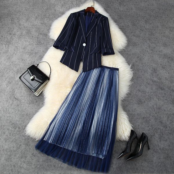 european and american women's wear 2020 winter new style striped coat with five-point sleeves pleated gauze skirt fashion suit, White
european and american women's wear 2020 winter new style striped coat with five-point sleeves pleated gauze skirt fashion suit, White