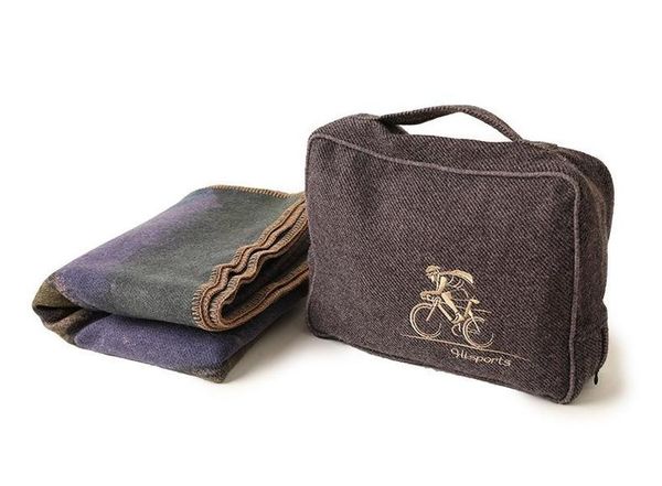 2020 new wool travel flight blanket two-piece set artificial hand-painted unique belted knee blanket
2020 new wool travel flight blanket two-piece set artificial hand-painted unique belted knee blanket