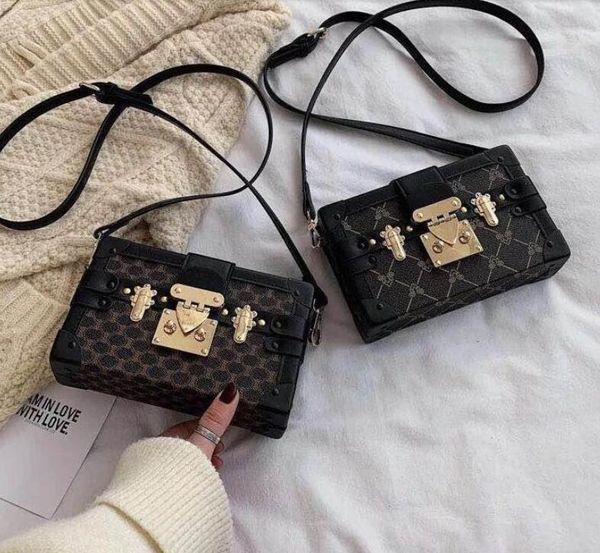 2022 classic mini trunk canvas leather ladies handbag wallet pressbook crossbody bag small muller shouldermagnetic clasp box clutch, Red;black
2022 classic mini trunk canvas leather ladies handbag wallet pressbook crossbody bag small muller shouldermagnetic clasp box clutch, Red;black
