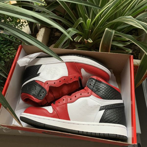1s wmns сатин snake мужские ботинки баскетбола 1 high gym red white black серпантин женщины мужчины тренеры дизайнерские кроссовки
1s wmns сатин snake мужские ботинки баскетбола 1 high gym red white black серпантин женщины мужчины тренеры дизайнерские кроссовки