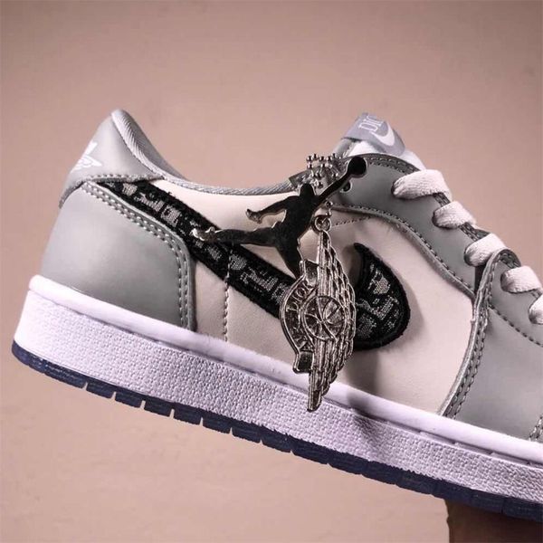 2020ss воздух косой x aj 1 увеличить r2t racer синий ретро высокой обувь с логотипом homme x kaws повседневная обувь баскетбольные кроссовки
2020ss воздух косой x aj 1 увеличить r2t racer синий ретро высокой обувь с логотипом homme x kaws повседневная обувь баскетбольные кроссовки