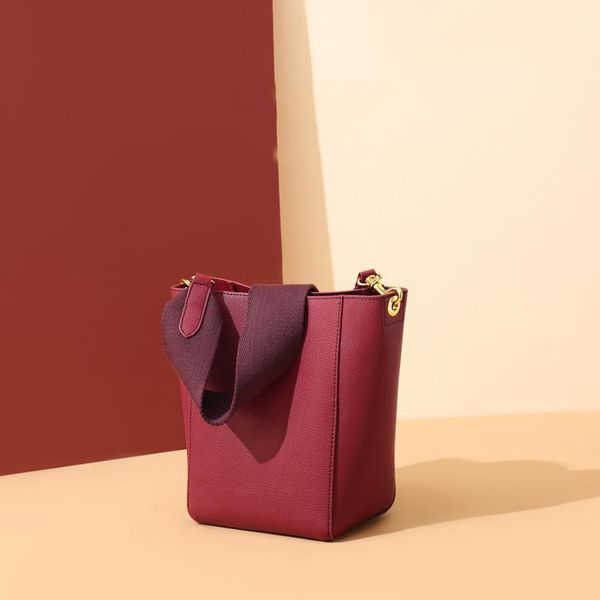 new leather simple wide shoulder strap bucket female bag messenger handbags shoulder bag for women classic bags
new leather simple wide shoulder strap bucket female bag messenger handbags shoulder bag for women classic bags