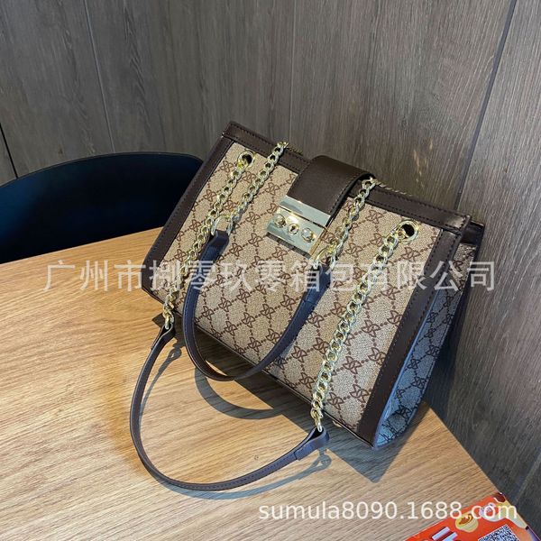 large capacity new women's net red same fashion versatile tote commuting leisure shopping bag
large capacity new women's net red same fashion versatile tote commuting leisure shopping bag