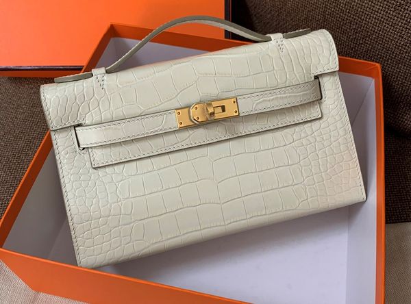 wholesale handmade calf skin with crocodile grain white design mini purse,22cm wax thread, have both gold and silver hardware,fast delivery
wholesale handmade calf skin with crocodile grain white design mini purse,22cm wax thread, have both gold and silver hardware,fast delivery