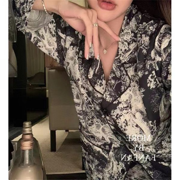 good morning fan ink jungle print pajama set female spring and summer thin couple loose two-piece set, Black;red
good morning fan ink jungle print pajama set female spring and summer thin couple loose two-piece set, Black;red