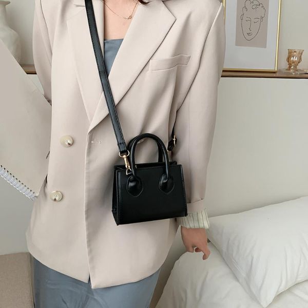 pu women shoulder totes bag portable leather handbag personality fashion solid color female classic crossbody vintage bag
pu women shoulder totes bag portable leather handbag personality fashion solid color female classic crossbody vintage bag