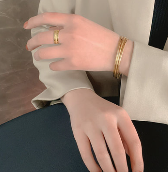 bangle alluvial sansheng sanshi gold fashion all-match korean fashion titanium steel golden ornament simple and light luxury, Black
bangle alluvial sansheng sanshi gold fashion all-match korean fashion titanium steel golden ornament simple and light luxury, Black
