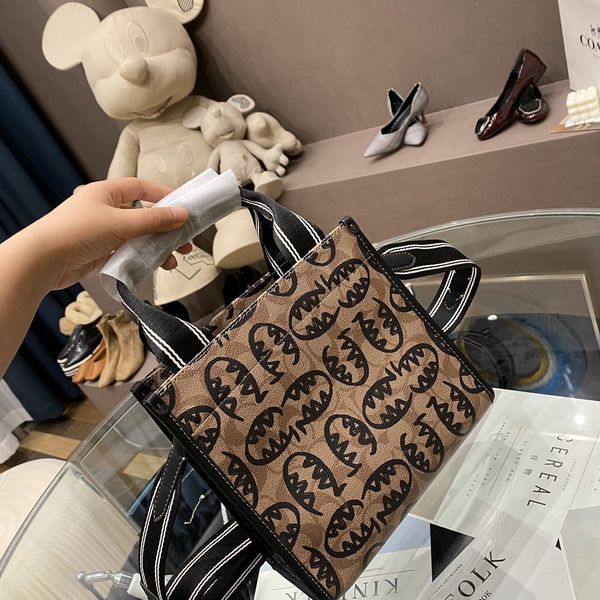 koujia new old flower tote guangyu co branded graffiti shopping shan camellia portable shoulder bag
koujia new old flower tote guangyu co branded graffiti shopping shan camellia portable shoulder bag