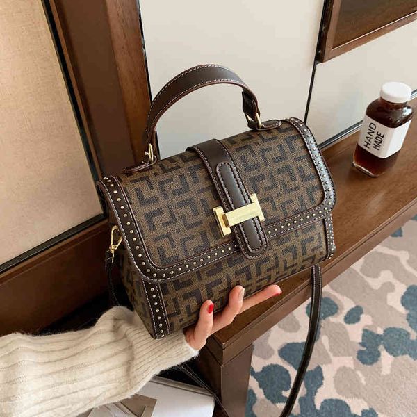 2022 factory wholesale new women's fashion foreign style wide shoulder strap single shoulder messenger bag texture portable small squar
2022 factory wholesale new women's fashion foreign style wide shoulder strap single shoulder messenger bag texture portable small squar