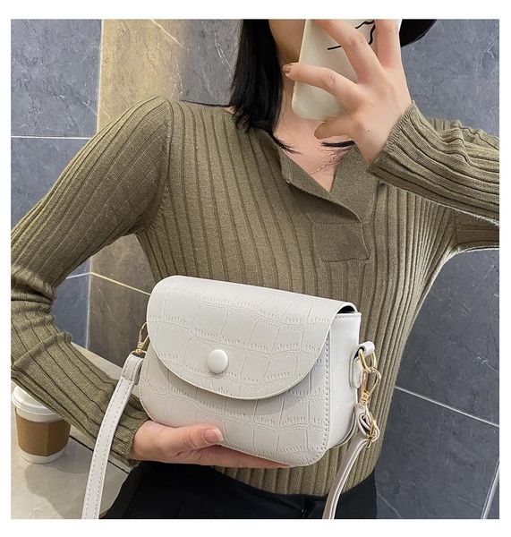 2021 texture messenger bag korean version of the wild stone pattern one-shoulder trendy woman handbag
2021 texture messenger bag korean version of the wild stone pattern one-shoulder trendy woman handbag