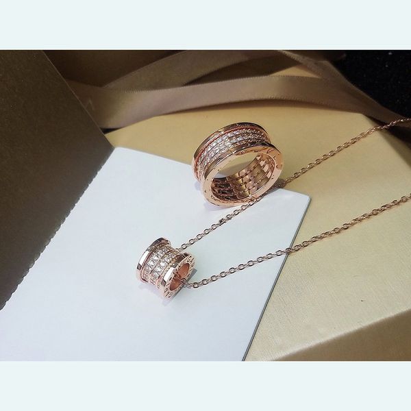 2020 New Gear Shaped Zircon Gold Ring for Women Fashion Designer Brand Engagement Wedding Jewelry for Woman with Box
2020 New Gear Shaped Zircon Gold Ring for Women Fashion Designer Brand Engagement Wedding Jewelry for Woman with Box