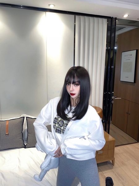 1022 2020 autumn brand same style regular long sleeve sweater black white crew new letter sweater qian
1022 2020 autumn brand same style regular long sleeve sweater black white crew new letter sweater qian