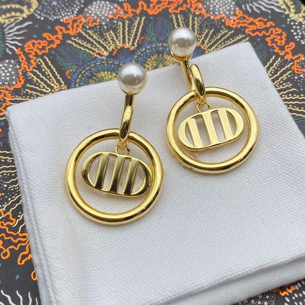 luxury fashion designer pearl earrings classic women's letter earrings exquisite workmanship leisure decoration gift box is very nice, Golden;silver
luxury fashion designer pearl earrings classic women's letter earrings exquisite workmanship leisure decoration gift box is very nice, Golden;silver