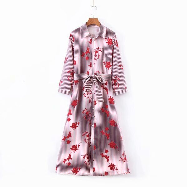 dress goes straight to the woman's ankles, beautiful pink dress, side openings and three bedroom sleeves
dress goes straight to the woman's ankles, beautiful pink dress, side openings and three bedroom sleeves