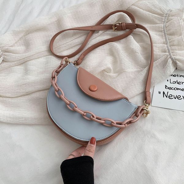 2020 summer new saddle hit color shoulder messenger fashion casual chain handbag ladies bag, Red;black
2020 summer new saddle hit color shoulder messenger fashion casual chain handbag ladies bag, Red;black