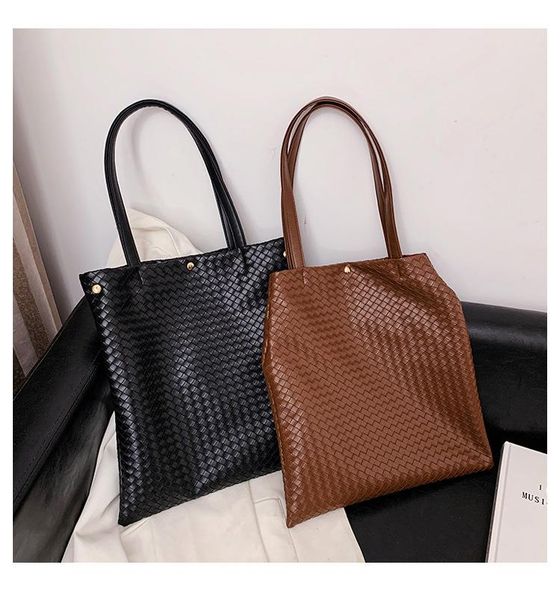 pu leather women's shoulder bag design handmade woven bag large capacity fashion leather messenger 2020 new
pu leather women's shoulder bag design handmade woven bag large capacity fashion leather messenger 2020 new