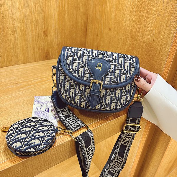 d home premium embroidery canvas bag 2022 new trend women's bag messenger single shoulder saddle
d home premium embroidery canvas bag 2022 new trend women's bag messenger single shoulder saddle