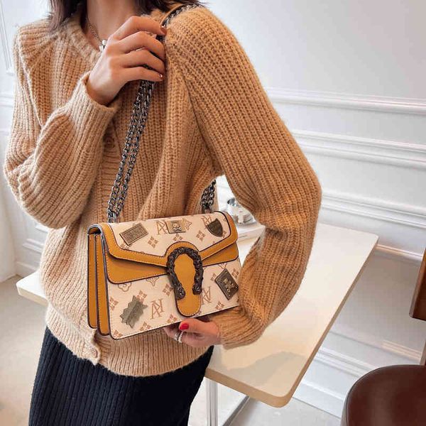 2022 latest luggage factory wholesale bag women's bag light simple printing buckle small square versatile single shoulder messenger cha, Black;red
2022 latest luggage factory wholesale bag women's bag light simple printing buckle small square versatile single shoulder messenger cha, Black;red