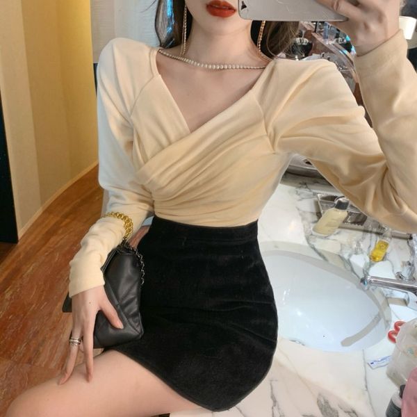 2020 autumn new chain decoration v-neck velvet slim long sleeve t-shirt women's wear
2020 autumn new chain decoration v-neck velvet slim long sleeve t-shirt women's wear