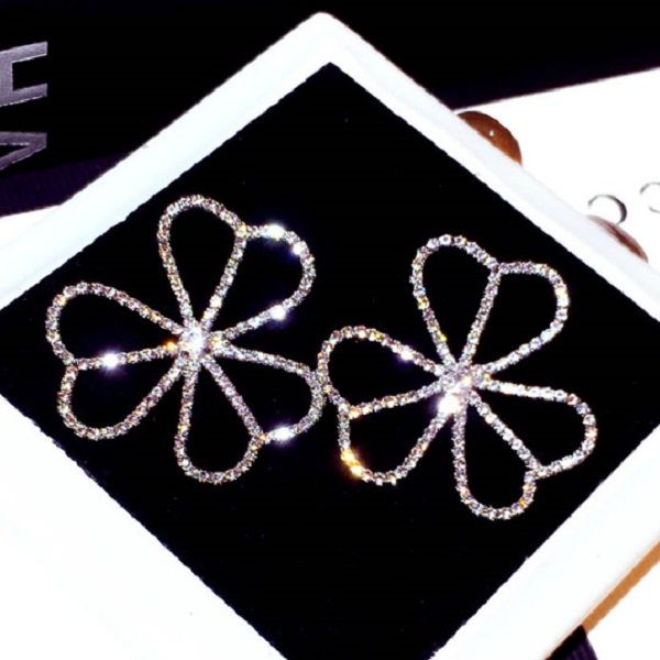 new ins fashion luxury designer super sparkling full diamonds zircon hollow flower stud earrings for women girls students, Golden;silver
new ins fashion luxury designer super sparkling full diamonds zircon hollow flower stud earrings for women girls students, Golden;silver