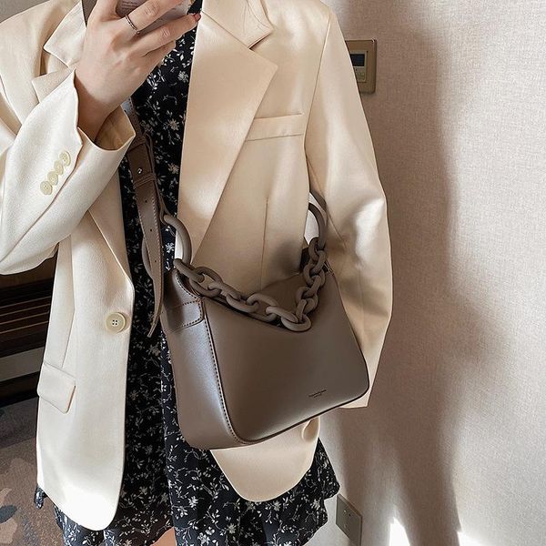 cross body niche design fashion european and american retro 2021 single shoulder chain underarm bag
cross body niche design fashion european and american retro 2021 single shoulder chain underarm bag