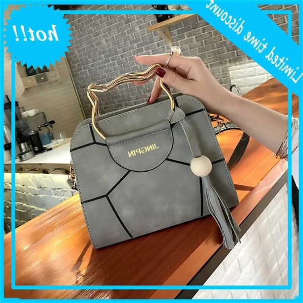 2020 new fashion women's single shoulder portable printing shaping wooden bead tassel bag
2020 new fashion women's single shoulder portable printing shaping wooden bead tassel bag