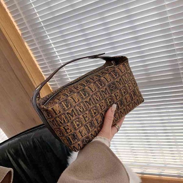 2022 factory outlet old french flower style new makeup storage pen hand portable wash bag 129e
2022 factory outlet old french flower style new makeup storage pen hand portable wash bag 129e