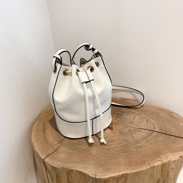 2022 new women's bag balloon fashion drawstring bucket splicing single shoulder messenger handbag
2022 new women's bag balloon fashion drawstring bucket splicing single shoulder messenger handbag