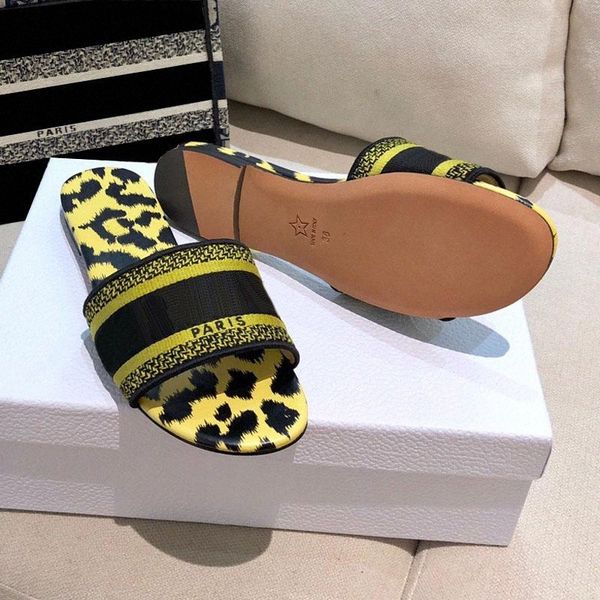summer luxurious brands dway sandals slide d-stripes slipper flats embroidered flip flops black white brown lady beach sandalias mules eur35
summer luxurious brands dway sandals slide d-stripes slipper flats embroidered flip flops black white brown lady beach sandalias mules eur35