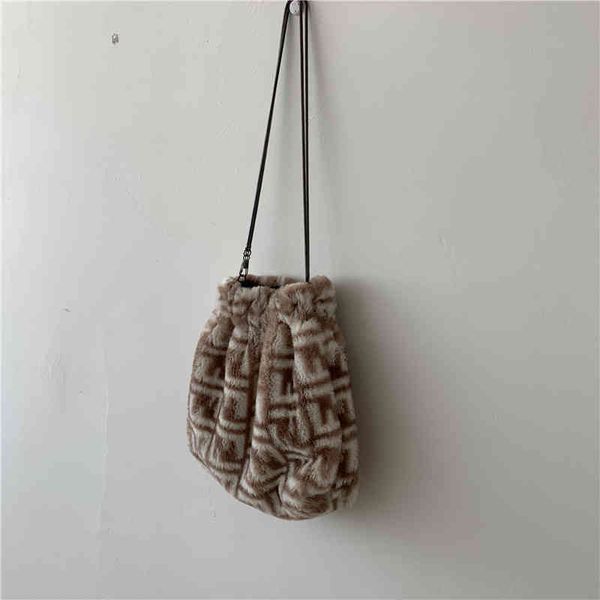 exclusive plush bucket women's bag simple and creative cute plush sling shoulder diagonal straddle
exclusive plush bucket women's bag simple and creative cute plush sling shoulder diagonal straddle