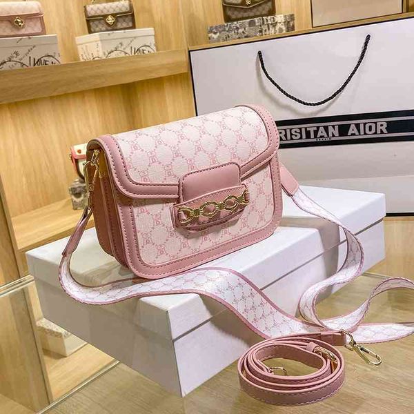 2022 factory wholesale handbag printed saddle style small square red texture women's
2022 factory wholesale handbag printed saddle style small square red texture women's